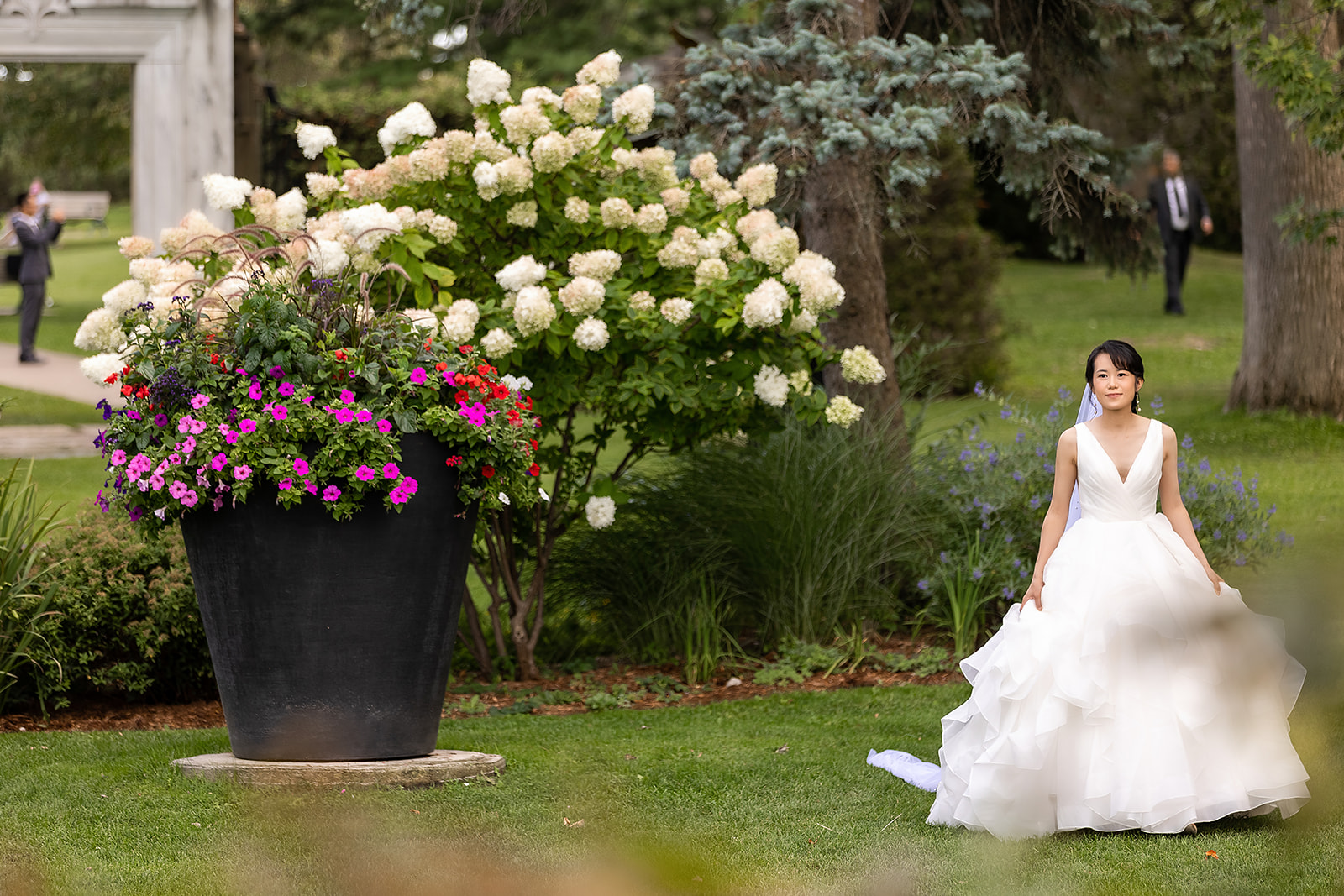 Guild Inn Estate wedding photographer capturing romantic outdoor portraits