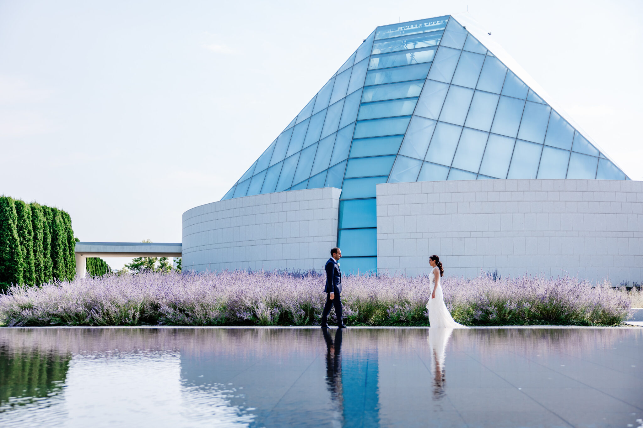 Candid wedding photography at Casa Loma by affordable Toronto wedding photographer Lush Wedding Studio.